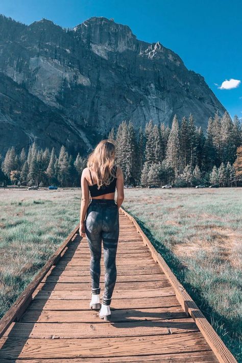 Aesthetic picture of Yosemite National Park. Discover more photos of Danielle Muntain with On The Road Again Yosemite Hiking, Fall Hiking Outfit, California Yosemite National Park, Yosemite Photos, Yosemite Park, California Hikes, Places To Explore, Hiking National Parks, Capitol Reef National Park