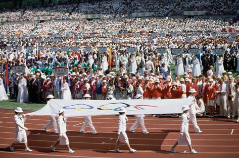 Seoul 1988 Olympics • Opening ceremony - Entry of the Olympic flag Seoul Olympics 1988, La Olympics, Olympic Flag, Olympics Opening Ceremony, Olympic Athletes, Olympic Sports, Summer Olympics, Action Poses, Vintage Sports