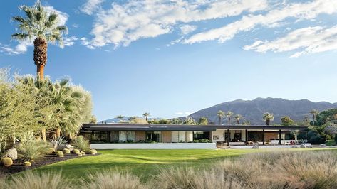 Los Angeles architect William Pereira designed the Firestone House in Palm Springs in 1957 for tire magnate Leonard Firestone. Atomic Architecture, Modernism Architecture, Kaufmann House, Marmol Radziner, Desert Vacation, Residential Neighborhood, John Lautner, Desert House, Richard Neutra