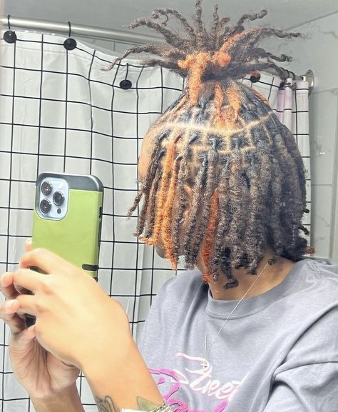 Dreadloc Color Ideas, Locs Hairstyles Dyed, Dread Dye Ideas, Locs With Highlights, Half Dyed Locs, Dye Dreads, Two Tone Locs, Loc Dye Ideas, Dyed Dreadlocks