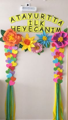 classroom decorated spring theme - Google Search Birthday Board Classroom, Bulletin Boards Classroom Decor, School Board Decoration, Spring Classroom, Hand Crafts For Kids, Door Decorations Classroom, Paper Flowers Craft, Spring Theme, Paper Flowers Diy