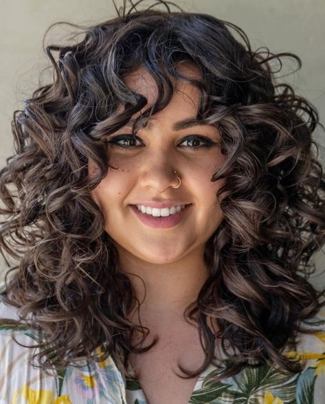 Curly Hair Style for Double Chin Cabelo Plus Size, Haircuts For Long Curly Hair, Round Face Curly Hair, Double Chin Hairstyles, Round Layers, Medium Curly Haircuts, Haircuts Long, Curly Hair Trends, Shoulder Length Curly Hair