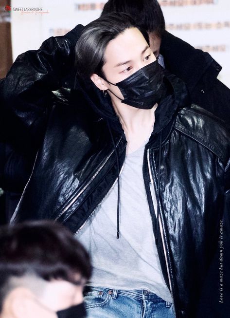 Jimin Jacket, Jimin Airport Fashion, Jimin Pictures, Bts Pics, Jimin Wallpaper, Japanese Boy, Blackpink And Bts, Beauty Clothes, Park Jimin Bts