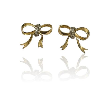 Sometimes you just need to tie a bow on it ! These gorgeous 18kt gold bow earrings are delicate and bold with beautiful brilliant diamonds 💎 running up the front ! These earrings do come with backs once ordered . $580 plus shipping. #jewelryaddict #jewelrylover #lijeweler #goldenbands #earrings #vintage #mondaybling #14ktgoldjewelry #gemjourney #bowjewelry #jewelry #jewelrydesign #bowtrend #jeweljourney #jotd #eyecandy #bows #bling #instajewelry #bow #blingtribe #vickandhenryvintage 14kt Gold Jewelry, Bow Jewelry, Bow Earrings, Diamonds And Gold, Brilliant Diamond, Jewelry Lover, Pierced Ears, 14kt Gold, Earrings Gold