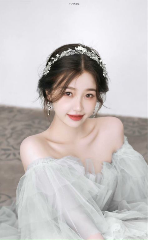 Yu Shuxin Cute, Asian Wedding Makeup, Korean Wedding Photography, Wedding Photo Studio, Wedding Photoshoot Props, Esther Yu, Elegant Wedding Hair, Korean Wedding, Kawaii Hairstyles