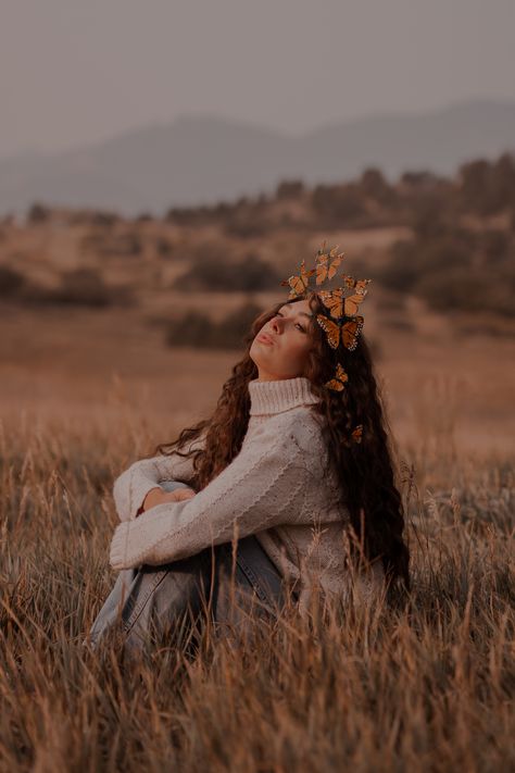 Dreamy Studio Photoshoot, Butterfly Photoshoot Ideas, Butterflies Photoshoot, Mystical Photoshoot, Butterfly Shoot, Baddie Photoshoot, Butterfly Photoshoot, Crown Photoshoot, Branding Pictures