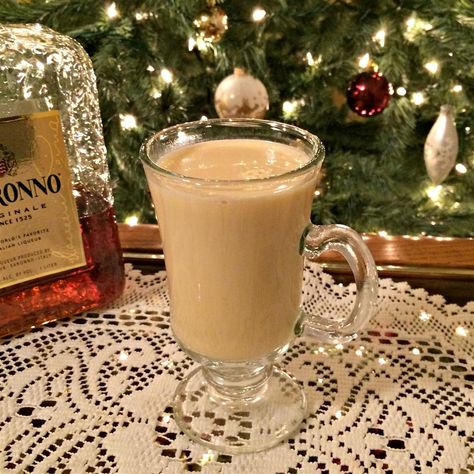 Amaretto Eggnog Eggnog Aesthetic, Amaretto Eggnog, Eggnog Martini, Classic Eggnog, Christmas Cocktails Easy, Christmas Eggnog, Spiked Eggnog, Delia Smith, Perfect Martini