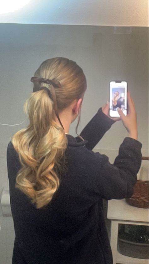 slick back curled ponytail with a bow :) Slick Back Curled Ponytail, Slick Back With Curls, Slick Backs, Slicked Back Hairstyles, Slick Back Ponytail, Grad Hair, Back Ponytail, Slick Ponytail, Curled Ponytail