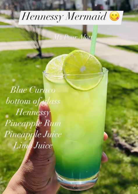 Easy Cheap Drinks Alcohol, Green Liquor Drinks, Best Alcoholic Drinks For Parties, Drinks Alcohol Recipes Tequila, Alcoholic Drinks Easy, Mixed Drinks Alcoholic, Green Alcoholic Drinks, Sweet Alcoholic Drinks, Bartender Drinks Recipes