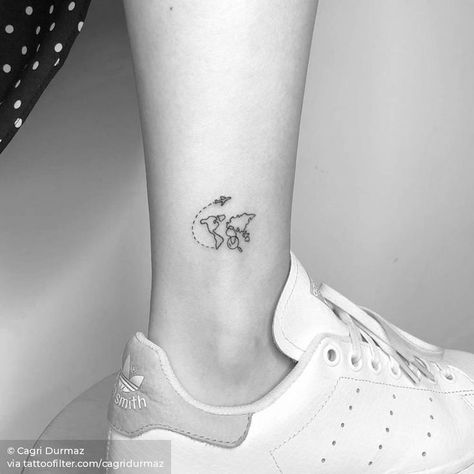 World Map Tattoos, Travel Tattoo Small, Plane Tattoo, Travel Doodles, Petit Tattoo, Women Tattoos, Map Tattoos, Travel Outfit Plane, Marquesan Tattoos