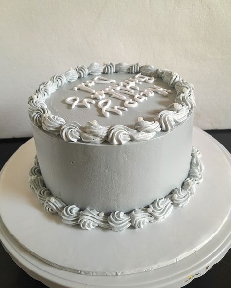 You can never go wrong with a grey cake🤗🤗 #cake #cakes #cakedecorating #cakesofinstagram #cakesofinsta #cakesofig #cakedesign #cakedecorator #bespokecakes #bespokecake #birthdaycake #cakemaker #cakemaking #cakeideas #buttercream #buttercreamcake #vintagecake #vintagecakes #heartsake #piping #pipingskills Grey Birthday Cake, Grey Cake, Simple Cake Designs, Poke Cakes, Cake Makers, Poke Cake, Just Cakes, Cake Cake, Vintage Cake