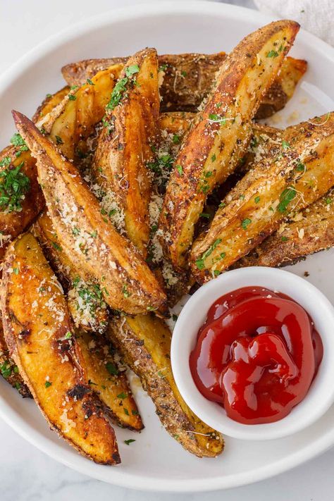 Oven Baked Potato Wedges! These roasted potato wedges are incredibly flavorful, crispy, and tender inside. Perfect as a side dish or serve as appetizers with dipping sauce. Very easy to make! Roasted Potatoes Wedges In Oven, Russet Potato Side Dishes, Junk Food Alternatives, Easy Fall Party Food, Chips With Cheese, Loaded Potato Wedges, Oven Roasted Potato Wedges, Best Potato Side Dishes, Chicken Family Meals