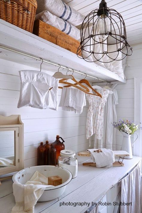 Rustic Farmhouse Laundry Room, Cottage Laundry Room, Farmhouse Laundry Room Ideas, Modern Farmhouse Laundry Room, Case In Stile Country, Vintage Laundry Room Decor, Vintage Makeover, Lighting Farmhouse, White Laundry Rooms