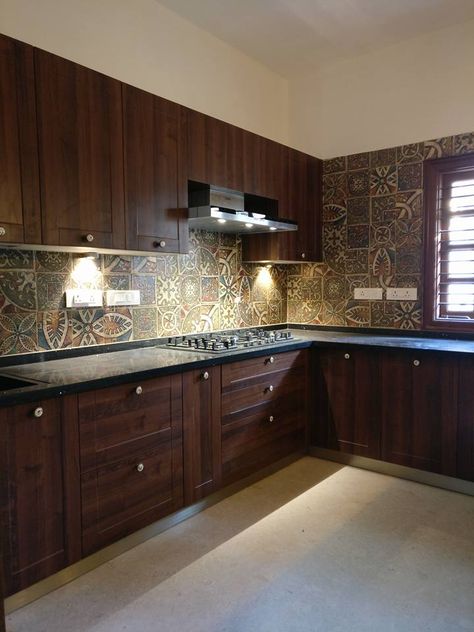 Here you will find photos of interior design ideas. Get inspired! Indian Kitchen Aesthetic, Indian Style Kitchen, Indian House Interior Design, Kitchen Interior Design In India, Indian Kitchen Design Ideas, Indian Kitchen Design, Teenager Bedroom Design, Classic Kitchen Design, Indian Bedroom Decor