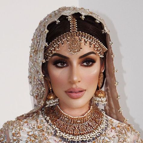 Bridal Makeup Artist • 8 Years on Instagram: "Absolutely OBSESSED with everything about this look, I’ll always prefer a nude glossy lip for the finale! This look is perfect for brides who want to achieve a striking yet ethereal look, a balance between the two contrasts. Bridal AW20 - Walima Bride" Cultural Makeup, Walima Bride, Flashy Outfits, Hijab Couple, Soft Bridal Makeup, Bridal Makeup Videos, Hijabi Brides, Wedding Eyes, Makeup Books