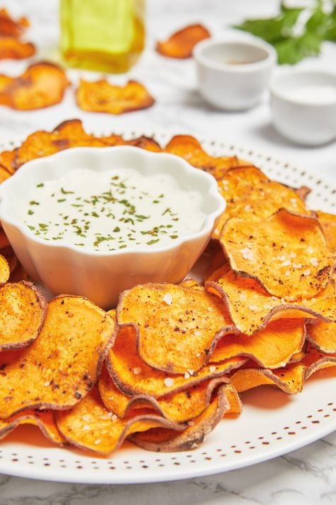 Sweet Potato Chips in Air Fryer Sweet Potato Chip Dip, Sweet Potato Chips Air Fryer, Potato Chips In Air Fryer, Air Fryer Sweet Potato Chips, Chips Air Fryer, Air Fryer Potato Chips, Dip For Potato Chips, Sweet Potato Chips Baked, Hummus Recipe Homemade