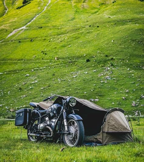 Cafe Racers and Vintage Bikes on Instagram: “1959 BMW R60 Best way to celebrate the weekend ♥️ #streetcaferacers 📌TAG us to be featured ✅Turn on my Daily Notifications ✅ 🍭Follow…” Bobber Scrambler, Scrambler Custom, Motorcycle Aesthetic, Motorcycle Camping, Biker Aesthetic, Triumph Scrambler, Custom Chopper, Harley Bikes, Hot Bikes