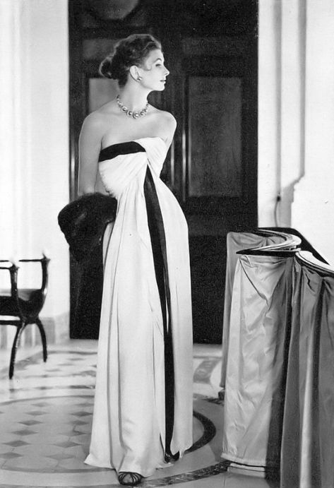 Suzy Parker, photo by John Rawlings at Dior's town house in Paris, Vogue, November 1, 1953 Suzy Parker, Jean Shrimpton, Christian Dior Haute Couture, Look Retro, Fashion 1950s, Elegante Casual, Dior Couture, Vintage Couture, Old Fashion