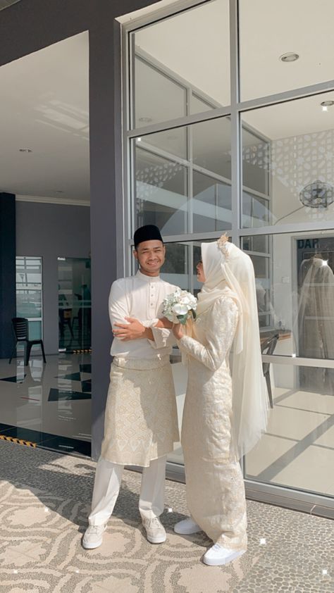 Malay Nikah Outfit, Simple Nikah Dress, Baju Akad Nikah Muslim Syari, Pas Photo Buku Nikah, Baju Akad Nikah Muslim Simple, Wedding Malaysia Muslim, Simple Nikah Outfit, Malaysian Wedding Dress Muslim, Dress Akad Nikah Muslimah