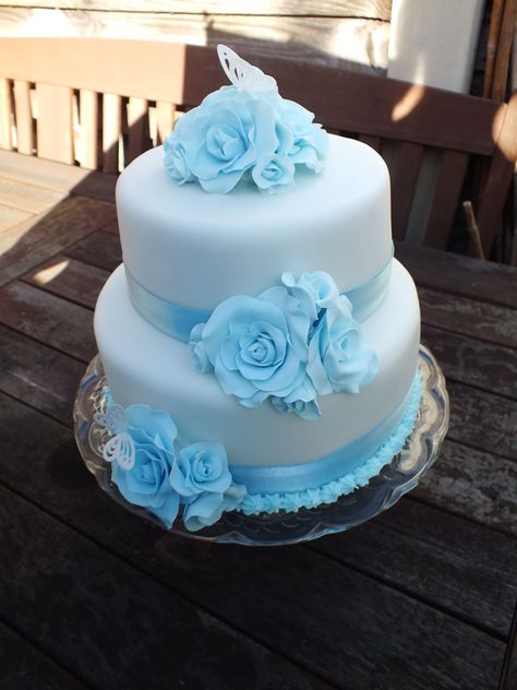 Round Wedding Cakes - Two tier fruit cake with roses and butterflies. Two Tire Cake Design Wedding, Wedding Cake Two Tier, Wedding Cake Designs Simple, Video Cake, Cake With Roses, 2 Tier Wedding Cakes, Quince Cakes, Reception Cake, Tiered Cake Design