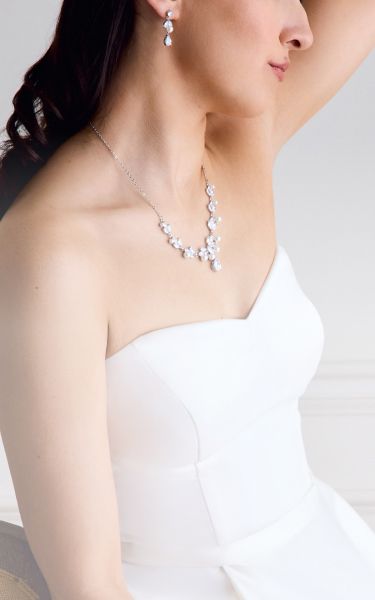 Necklaces For Sweetheart Neckline, Sweetheart Neckline Jewelry, Necklace Sweetheart Neckline, Jewelry With Necklines, Neckline Jewelry, Neckline Guide, Different Necklines, Paired Jewelry, Strapless Dresses