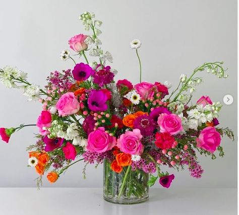 Oval Vase Flower Arrangement, Medium Floral Arrangements, English Garden Centerpieces, Large Centrepieces, Whimsical Flower Arrangements, Tall Flower Arrangements, Valentine Flowers, Pink Flower Arrangements, Spring Flower Arrangements