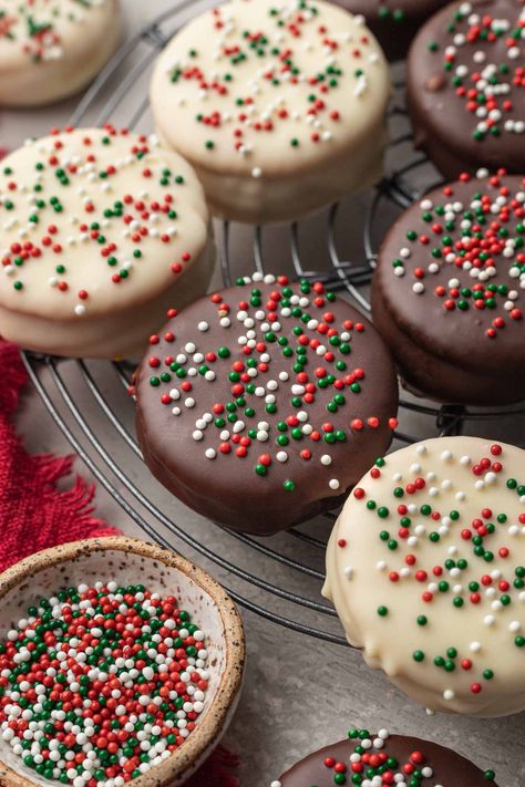 Ritz Cookies Christmas, Chocolate Covered Ritz Peanut Butter, Ritz Crackers Peanut Butter Chocolate, Peanut Butter Ritz Dipped In Chocolate, Ritz Dipped In Chocolate, Ritz Peanut Butter Chocolate Covered, Chocolate Ritz Crackers, Chocolate Covered Ritz Crackers, Puck Cakes