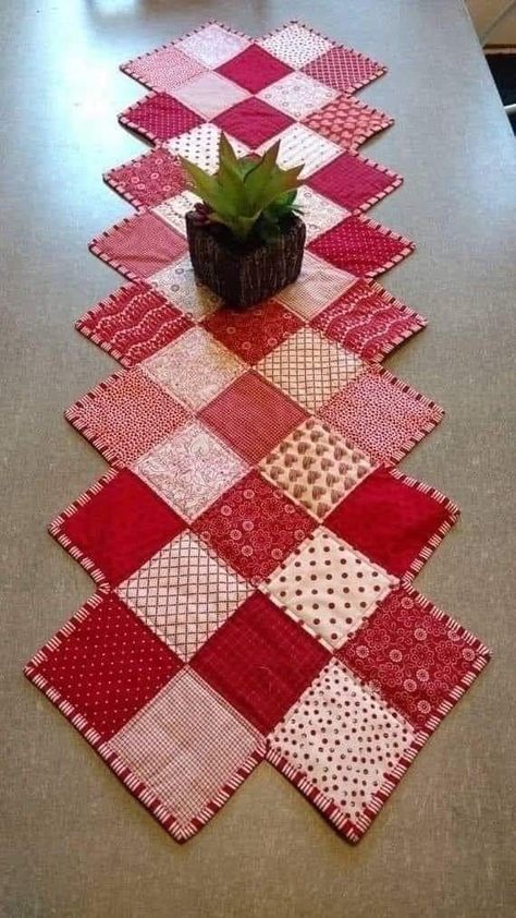 Dining Table Decoration Ideas, Valentine Table Runner, Quilted Table Runners Christmas, Table Decoration Ideas, Table Topper Patterns, Pineapple Quilt, Patchwork Table Runner, Dining Table Decoration, Quilted Table Runners Patterns