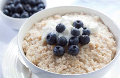 Oatmeal  Fiber, especially soluble fiber, can help bump up your HDL while reducing LDL. Oatmeal is an excellent source of soluble fiber, as is rice, bran, barley, dried peas and beans, and certain fruits like prunes and apples. A couple servings a day of these heart-healthy foods can have a positive effect on your HDL. Menu Sarapan Sehat, Prediabetic Diet, Resep Diet, God Mat, Idee Pasto Sano, Oatmeal Recipes, Foods To Eat, Healthy Breakfast Recipes, Diet Tips