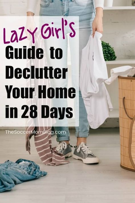 Want to declutter your home after the holidays, but don’t know where to start or don’t have a lot of time? Our simple, doable decluttering tips and handy printable calendar will have your whole home clutter free in 4 weeks flat! Start your home refresh this weekend! Fridge Cleaning Hacks, Decluttering Challenge, Declutter Home, Declutter Challenge, Organisation Ideas, How To Declutter, Clutter Free Home, Busy Mum, Lazy Girl