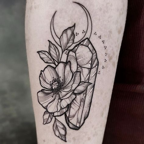 Witchy Daisy Tattoo, Crystals And Flowers Tattoo, Witchy Shoulder Tattoos For Women, Crystal And Moon Tattoo, Flower And Crystal Tattoo, Witchy Tattoos Thigh, Witchy Ankle Tattoo, Floral Witchy Tattoos, Witchy Shoulder Tattoo