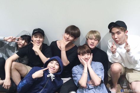 BTS Family photo Young Men, Bts, Twitter