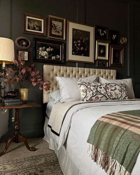 Cozy Vintage Bedroom, Vintage Bedrooms, Vasos Vintage, Make A Room, Moody Bedroom, Dark Vintage, Luxury Bedding Set, Vintage Bedroom, Traditional Bedroom