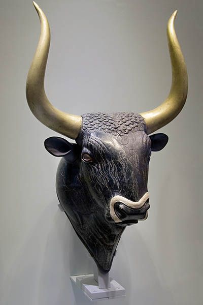 Bull’s head rhyton from the palace at Knossos, c. 1550-1500 B.C.E., black steatite, jasper, and mother-of-pearl, 26 cm high (Archaeological Museum of Heraklion, photo: Zde, CC BY-SA 4.0) Knossos Palace, Minoan Art, Bull Art, The Minotaur, Heraklion, Kamikaze, Animal Sculptures, Crete, Labyrinth