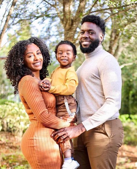 Black Family Fall Pictures Outfits, Black Family Fall Photoshoot, Black Family Reunion, Family Fall Photoshoot, Thanksgiving Photoshoot, Family Of 3 Photoshoot, Fam Photos, Family Photoshoot Poses, Fall Pics