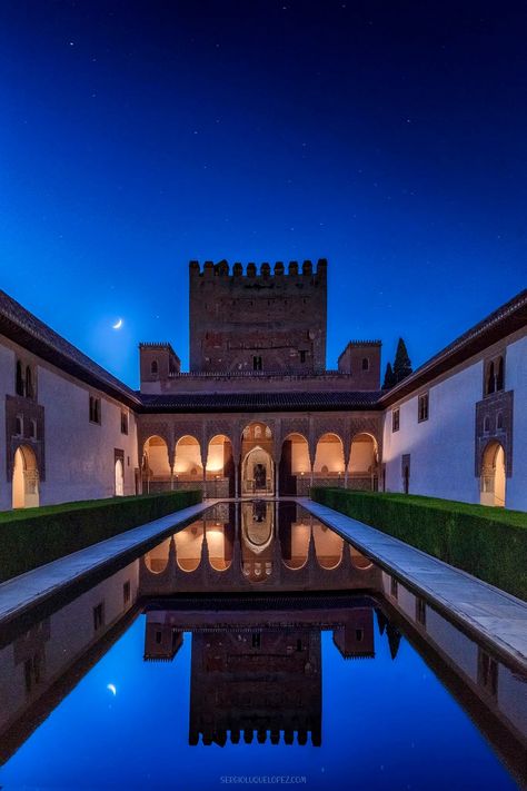 Arabian Nights Aesthetic, Alhambra Palace, Alhambra Granada, Persian Architecture, Spain Travel Guide, Moroccan Art, Al Andalus, Landscape Design Plans, Baroque Architecture