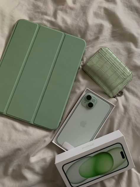 Mint green aesthetic> Προϊόντα Apple, Mint Green Aesthetic, Flipagram Instagram, Giveaway Gifts, Produk Apple, Iphone Obsession, Pretty Iphone Cases, Apple Phone Case, Money And Happiness