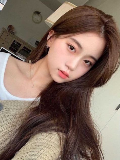 Korean hair color idea: olive brown Korean Hair Dye, Asian Brown Hair, Brown Hair Korean, Beige Hair Color, Pelo Chocolate, Warm Brown Hair, Color Castaño, Hair Color Asian, Beige Hair