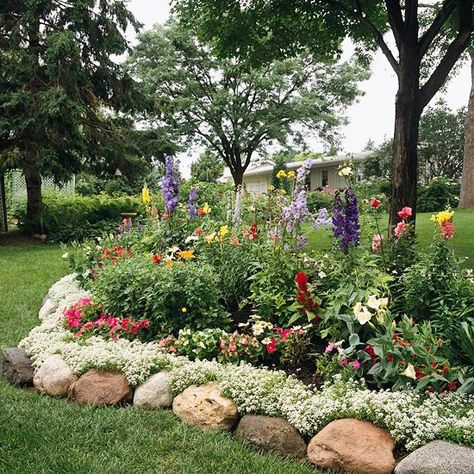 Adding garden edging to your landscape is made easy with these brilliant design ideas. Whether you’re looking for cheap and inexpensive options or you are looking for a picture-perfect way to create edging for flower beds, we’ve got you covered! Reka Bentuk Landskap, River Rock Garden, Desain Lanskap, Edging Ideas, Landscape Edging, Lawn Edging, Rock Garden Landscaping, The Secret Garden, Garden Edging