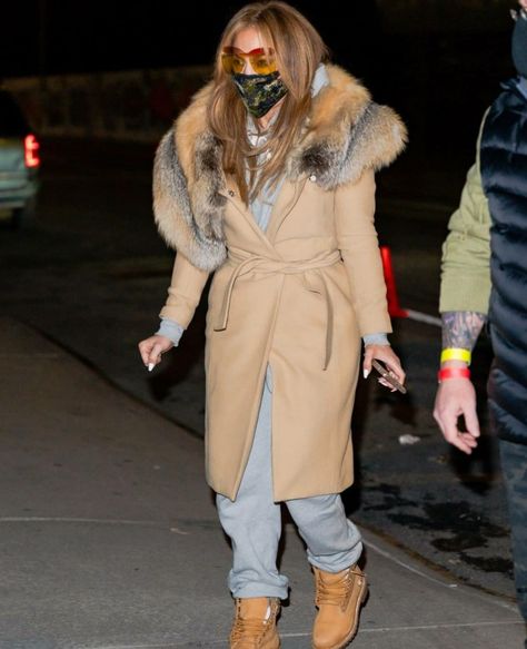 Flashdance Outfit, Timberland Boots Women Outfit, Jennifer Lopez Outfits, Emerald Cut Engagement Ring, Fur Trim Coat, Red Sports Bra, Celebrity Style Inspiration, Timberlands, Celebrity Street Style