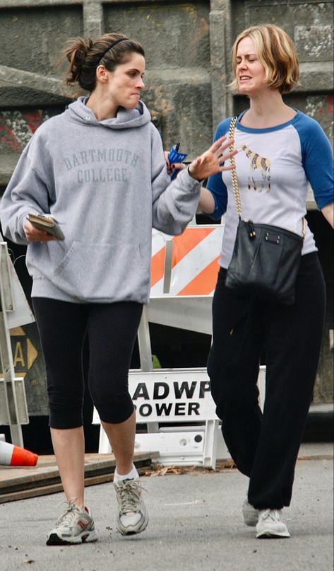 Amanda Peet Street Style Amanda Peet Style, Amanda Peet Hair, Amanda Peet, Sarah Paulson, Sandra Bullock, Cozy Vibes, Jogging Pants, Jogging, Short Hair Styles