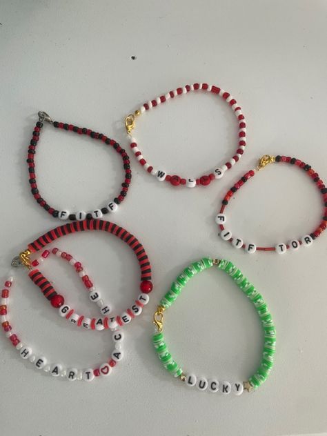 Louis Tomlinson Inspired Outfits, Bracelet Making Ideas, Louis Tomlinson Outfits, Concert Bracelets, Louis Tomlinson Concert, Frendship Bracelets, Making Bracelets With Beads, Bracelet Organizer, Friend Bracelets