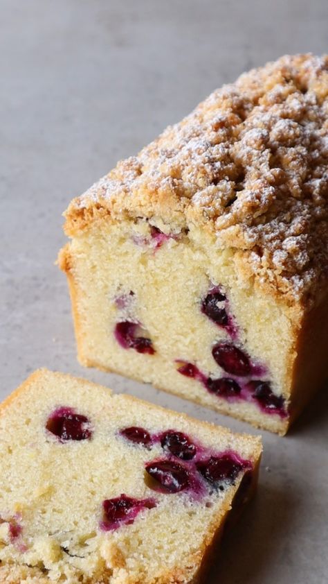 Easy blueberry lemon loaf cake recipe. Soft and moist sponge cake with fresh blueberries, topped with a crunchy crumble topping. Lemon And Blueberry Cake, Blueberry Lemon Loaf, Lemon Loaf Cake Recipe, Fresh Blueberry Recipes, Blueberry Loaf Cakes, Lemon Blueberry Loaf, Blueberry Streusel, Blueberry Pound Cake, Lemon And Blueberry