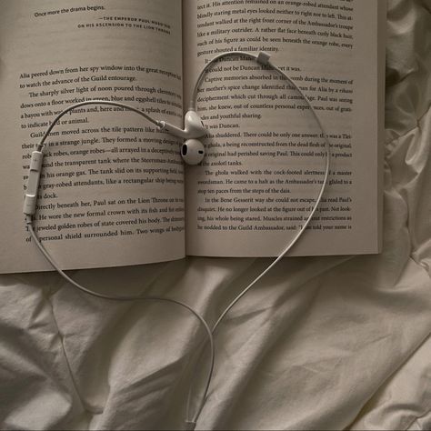 book with earbud in shape of heart Studying Photoshoot, Inspo Instagram Feed, Book Pic, Photo Inspo Instagram, Idea Books, Quotes Photo, Heart Photo, Book Photo, Face Pictures