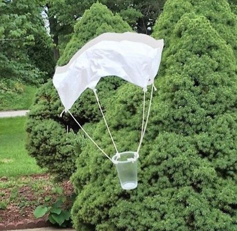 How to Make a Parachute with a Plastic Bag #plastic #bag #packaging #plasticbagpackaging How to make a parachute with a plastic bag and a disposable cup. Easy to follow instructions and lots of fun facts about parachutes and how they work! Safari Science, Science Experiments Kids Preschool, Farm Fashion, Middle School Science Experiments, Summer Science, Preschool Science Activities, Kid Experiments, Holidays Around The World, Rainbow Crafts