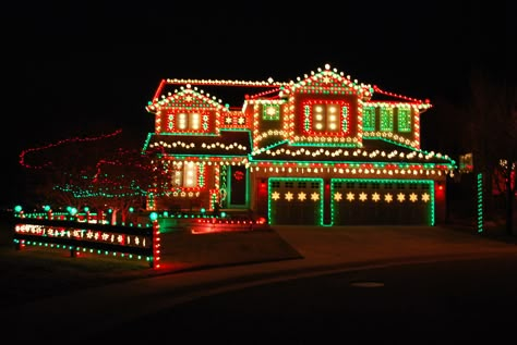 Exterior Christmas Lights, Christmas Lights Outside, Diy Christmas Lights, Christmas Light Installation, Hanging Christmas Lights, Christmas House Lights, Best Christmas Lights, Gingerbread House Decorations, Christmas Light Displays