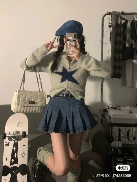 Grey And Blue Outfit, Uk Influencer, Star Cardigan, Beret Outfit, Aesthetic Grey, Outfit Grunge, Girl Y2k, Denim Miniskirt, Clothes Streetwear