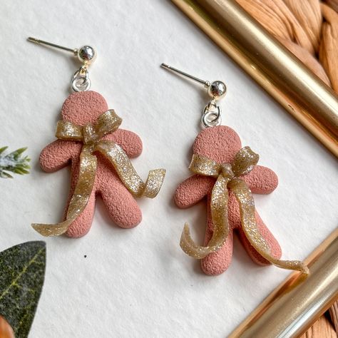 ✨Who doesn’t love a cute gingerbread man?! Keeping them simple but cute with little gold bows this year!🥹✨ Ginger Bread Man Clay Earrings, Gingerbread Jewelry, Gingerbread Earrings, Gingerbread Hair Bow, Gingerbread Man Earrings, Cute Gingerbread Man, T Love, Clay Jewellery, Gingerbread Man