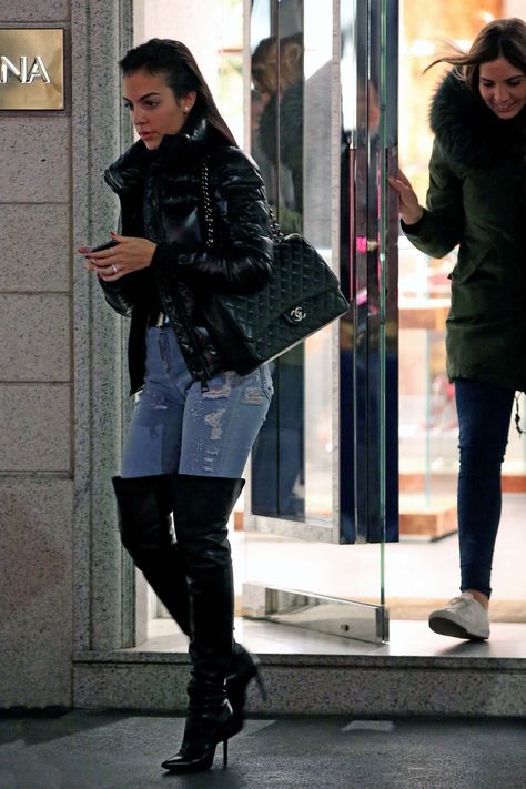 Georgina Rodriguez goes shopping at luxury retailers Georgina Rodriguez, Design Moda, End It, كريستيانو رونالدو, Looks Black, Edgy Outfits, In The End, Heel Boots, Stylish Shoes