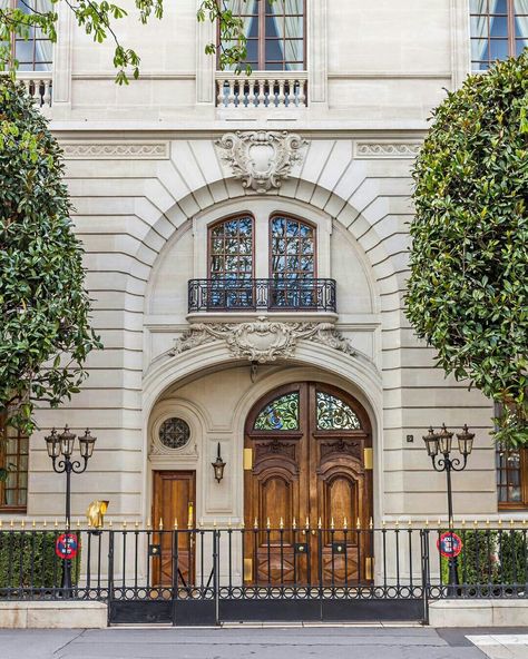 Avenue Montaigne Hotel Elevation, French Facade, White Facade, Elysee Palace, Paris Balcony, Rome Architecture, Commercial And Office Architecture, Make A Door, Avenue Montaigne